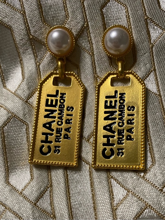 CHANEL. Jewelry - ChaneI tag earrings with Pearl